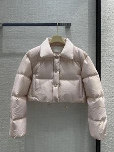 Piumino da donna in piumino rosa autunno e inverno. La trama del tessuto ricamato con logo piccolo è morbida, leggera e confortevole