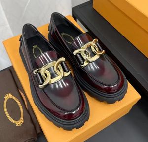 Bourgogne Catena Classic Loafers skor Polerad äkta kalvskinn läder gyllene chunky kedjor glider på lägenheter kvinnor lyxdesigners platt klänning sko fabrikskor skor