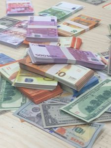 Copia denaro Effettivo formato 1:2 Monete in dollari USA Banconote in valuta estera Collezione reale Gettoni Chip Puntelli Euro britannico Fak Nwaen