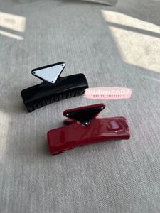 7.5x3.5cm Vintage Kelepçeler Akrilik Saç Pençeleri Mektup P Üçgen Mark Moda Hairclips Klasik Vogue Aksesuarları İyi Kalite