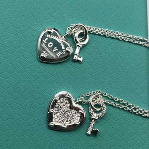 Tiffanylris esigner Necklaces t Jewelry S925 Sterling Silver Love Diamond Heart Brand Small Key Necklace Platinum Clavicle Chain Light Luxury Love Lock