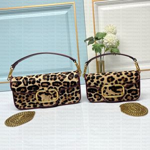 Metal v carta leopardo impressão baguette bolsa feminina crossbody com corrente de couro alça de ombro designer saco de luxo