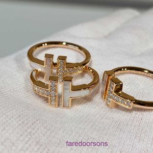 2024 Yeni Tasarımcı Tifannissm Ring Paslanmaz Çelik Çift T Harf satıyor Kadın moda çok yönlülük Işık Lüks Renk Orijinal Kutu Var