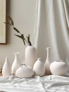White Vase Chinese Ceramic Vase Decoration Creative Graffiti Art Living Room Decoration Home Furnishing Ornaments 240105