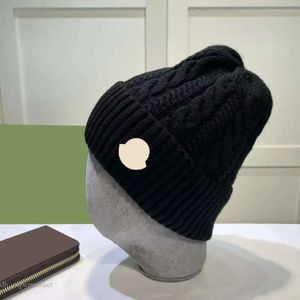 Роскошные дизайнеры предлагают широкий выбор классических кепок-монклер. Осень/зима. Утолщенные шапки-бини. Шляпы-монклер в теплых оттенках.