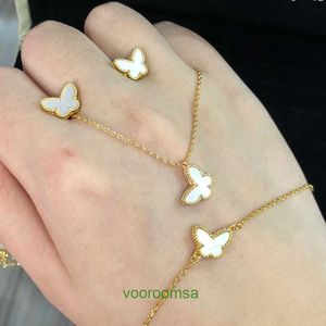 Brand Classic Four Leaf Clover Armband Van Leaf Grass High Version Little Farterfly Necklace 18K Rose Gold Lock Bone Chain Womens Natur med Box