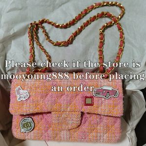 Bolsa crossbody com aba acolchoada de couro de pele de cordeiro rosa - Bolsa clássica pequena com corrente de ombro