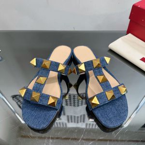 مصمم صندل مسطح شرائح النعال الفاخرة للسيدات برسل صندل أزياء الوجه Flip Flop Fleop Slipper for Women Summer Beach Slide Slide Low -heel Shoes