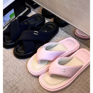 2024 Nya mjuka soliga sandaler Kvinnor Flip Flops Fashion Trend Designer Slippers Casual Beach Shoes Luxury Brand Sandals tofflor