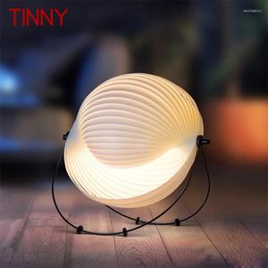 Bordslampor Tinny Modern Lamp Creative LED Vit veckad lampskärmsdiskdekorativ sängljus för hemmet