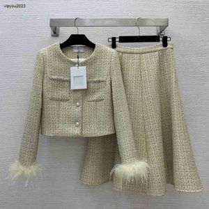 Lüks kadınlar yüksek bel ve uzun overkirt ile yuvarlak boyunlu kısa ceket için iki parçalı set tasarımcı kıyafetleri Ocak 05
