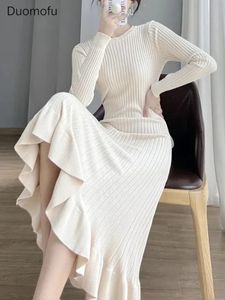 Duomofu Knitted White Dress Women Korean Fashion Ruffle Długie sukienki Kobieta jesienna zima Elegancka długie rękawie Slim Sweater Dress 240104