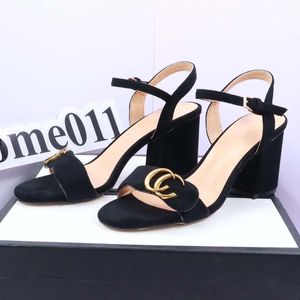 Sandálias de designers clássicos saltos altos sexy 7 cm fivela de metal feminino