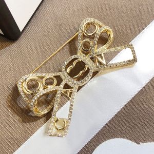 Charm Designer Bowknot Brooches Diamond Brooch Pin Wedding Jewelry Pins 18K Gold Plated Stainless Steel Brooches European Couples Gift Accessories