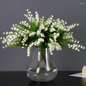 Fiori decorativi 2/4 pezzi di fiori artificiali di mughetto in plastica romantica bianca per matrimoni, decorazioni per desktop