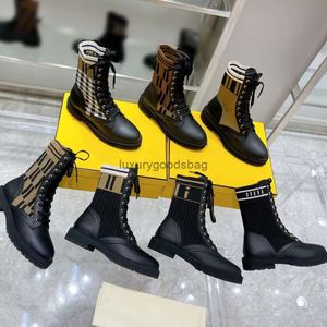 Designerstövlar Martin Boots Rockoko Classic Fashion Luxury Women's Lace Up Sticked Brodery Elastic Wool Socks Short Boots Combat Boots