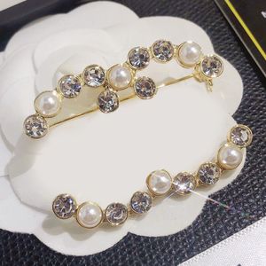 Spille di design con ciondoli Spilla con diamanti Spilla per gioielli da sposa Spille in acciaio inossidabile placcato oro 18 carati Accessori regalo per coppie europee