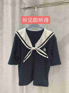 Kadın T-Shirt Tasarımcı Markası Mui Yaz Yeni Büyük Polo Neck Knot Sekin Donanma Stili Şerit İşlemeli Mektup Kısa Kollu T-Shirt Üstü Kadınlar için 4v26