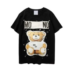 T-shirt da uomo Moschino Designer Estate Marchi di lusso italiani Uomo e donna Girocollo Maniche corte Moda Stampata Vestibilità ampia Cotone Top per il tempo libero all'aperto cc35