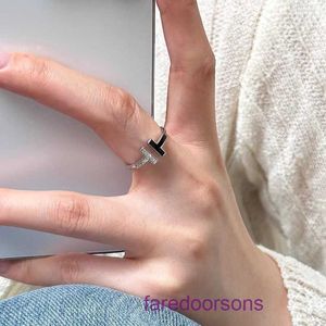 Tifannissm Högkvalitativa designerringar till salu S925 Silver Luxury Diamonds Dropping Oil Ring med enstaka feminin och utsökt dubbel T har originallåda