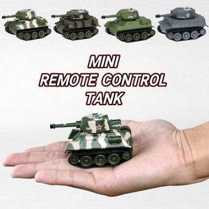 Erkekler için mini rc araba oyuncak uzaktan kumanda tankı radyo kontrollü plawer küçük elektronik oyuncaklar simüle tank modeli çocuk hediyesi 240105