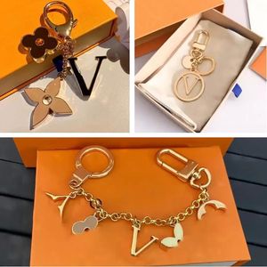 Дизайнерские брелки женщины/мужские буквы с бриллиантами дизайнеры для ключей кошелек кролик топ Llavero Car Key Chain Женщины -штука