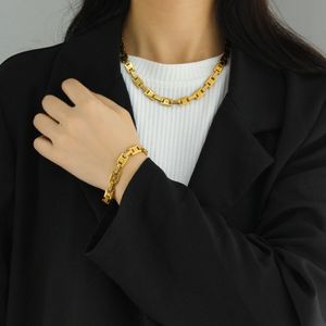 18K vergoldetes Armband Halskette Geschenk für Frauen 2023 Neuer europäischer und amerikanischer quadratischer Ring Einfache und vielseitige Schlüsselbeinkette Titanstahl plattiert