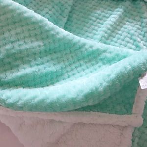 生まれた熱ふわふわしたフリースブランケット冬のソリッド格子縞のベビーベッドキルト寝具セット幼児スワドルラップ240106