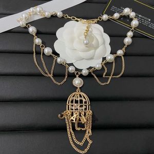 Lettera di marca Pendenti di design Catene di perle Collane Gioielli Uomo Donna Placcato oro 18 carati Acciaio al titanio Collana di cristallo Moda Matrimonio Regalo di compleanno