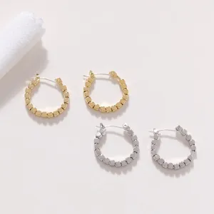 Studörhängen koreanska utsökta minimalistiska metallörhängen Enkla modtemperamenttillbehör ovanliga juveler för kvinnor 2024 dagligen
