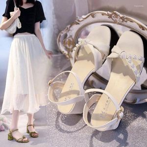 Sandaler Ett ord Green Summer 2024 för kvinnor Bow Pearl Beige Ladies Shoes Footwear bekväma och eleganta sko Korea Sandal F H