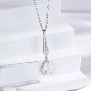 Catene con diamanti Collane in argento sterling 925 Moissanite Designer donna Estetica Gioielli di lusso Gocce d'acqua Ciondolo Girocollo Vendita