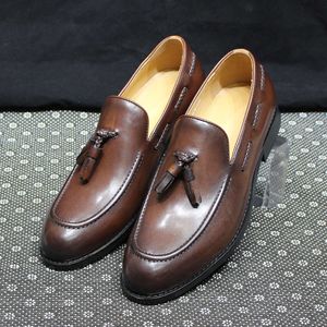 Sapatos masculinos de couro de vaca com borla, bico liso, festa de casamento, sapatos formais diários para homens, mocassins casuais novos