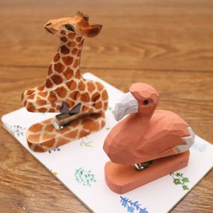 Cute Creative Handmade Woodcarving 3D Animal Flamingo Stapler Mini Wood Stapler Send Office Learning Desktop Decoration 240105