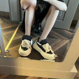 Well-known designer fashion co-name hidden blind shoes star wearing a fashion trend to lead dad sneakers