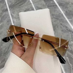 12% rabatt på grossist av solglasögon Retro solglasögon Kvinnor Brand Designer Rimless Gradient Sun Glasses mode nyanser som skär lins damer ramlösa glasögon
