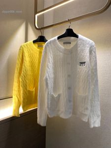 Italien-Milano-Designer-Damenstrickwaren, sexy Hemden, Netzrot mit hohler Buchstabenstickerei vorne, bequeme, sonnenbeständige Strick-Cardigan-Kleidung