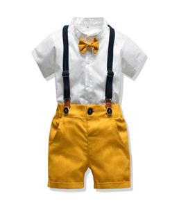 男の子の紳士服は、弓の縛られたsuspenderショーツを添えた幼児の白いシャツのための夏のスーツを設定しますフォーマルな新生児服