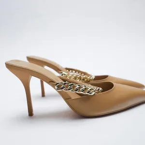 Scarpe eleganti da donna estive singole 2024 tacchi alti sottili eleganti pantofole a catena sandali a punta moda pompe da festa sexy marrone