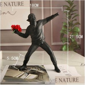 Arts and Crafts Nowe statuoty żywiczne Scptures Banksy Flower Thrower Statua Bomber Dekoracja Dekoracja Akcesoria Nowoczesne ozdoby DHSSQ