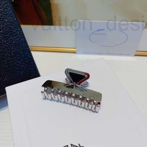 Clamps Designer Brand Never Fade Luxury P-Letter Women Mocne metalowe włosy pazur srebrne pazurki dla dziewcząt miesiąc makijaż makijaż mody Hairjewelry 6GFS