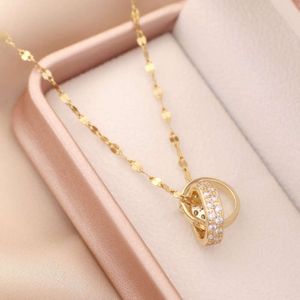 Klassisk designer Jewellerys Ny dubbelring Titan Steel Colorless Women's Neckor Light Luxury Compact Pop High-End Feeling BFF Instagram Necklace Gift