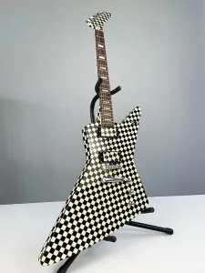 Uppgradera elektrisk gitarr Klassisk svartvitt checkerboard Goose Electric Guitar Explorer Goose Electric Guitar