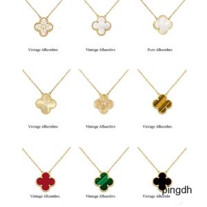 Märke 15mm Clover Necklace Fashion Charm Single Flower Vans Clef Necklace Luxury Diamond Agate 18K Gold Designer Halsband för kvinnor