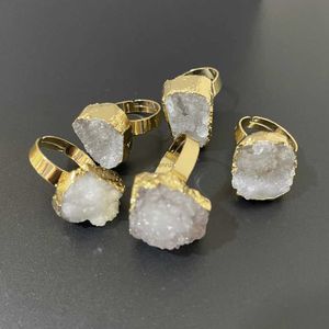 Bandringar 6st Naturliga vita kristallklusterringar Resizable Stone Charms Guldfärg Öppna Hammerade manschett för smycken som gör gratis fraktl240105