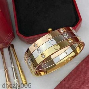 Designer Armband 18K Gold Par Högkvalitativ Bangle Men Kvinnor Birthday Present Mothers Day Jewellery With Screwdriver Ornament Partihandel Tillbehör 95ic NH T805