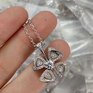 Oeq0 designer lyxiga smycken bvlger bhome hänge halsband 925 ren silver pläterad 18k guld evig blomma blomma full diamanthalsband fashionabla fanshaped skidor