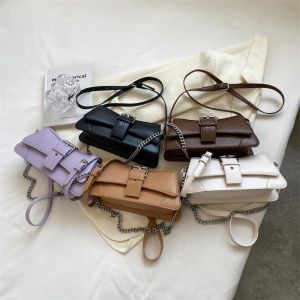 Fast färgkedja axelväska för kvinnor små pu läder handväskor 2024 vintage lyx varumärke lady crossbody väska svart för kvinnor messenger väskor
