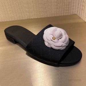 Tofflor ny designer camellia blommor tofflor kvinnor chanels pläd läder glider skor blommiga spänne läder flip flops kvinna platt sandales g230328