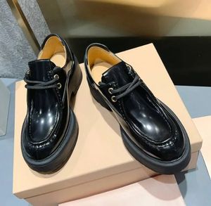 Berömd designer Spring och Autumn New Style Classic Tjock-Soled Loafer Små läderskor Kvinnor ökar höjden Tjockna Show Leg Thin Star Fashion Pop-U